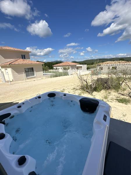 Mise en place d'un spa en dur 6 places Blanc, en extérieur, sur une terrasse et dans une maison en construction, à Aubais Proche Lunel