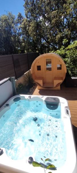 Implantation d'un spa rigide 6 places Blanc, en extérieur, à côté du Sauna 